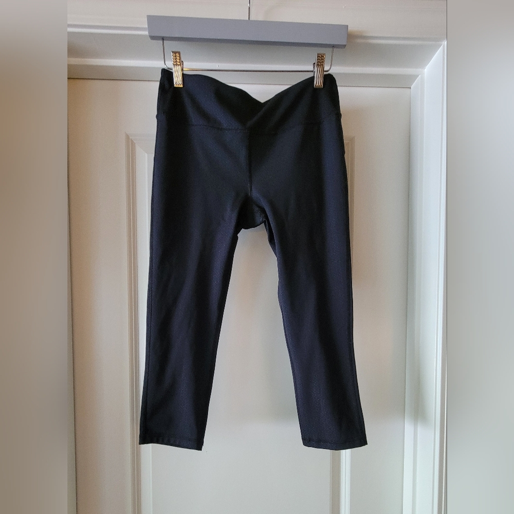 EUC - Marika Capri Leggings Black Patterned Size M